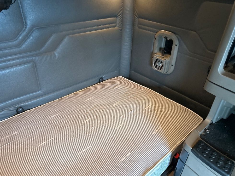 Sleeper Tractor-Heavy Duty Tractors-Freightliner-2019-Cascadia 11364ST-Akron-OH-556,300\n\t\tmiles-$ 42,000 - Image 16