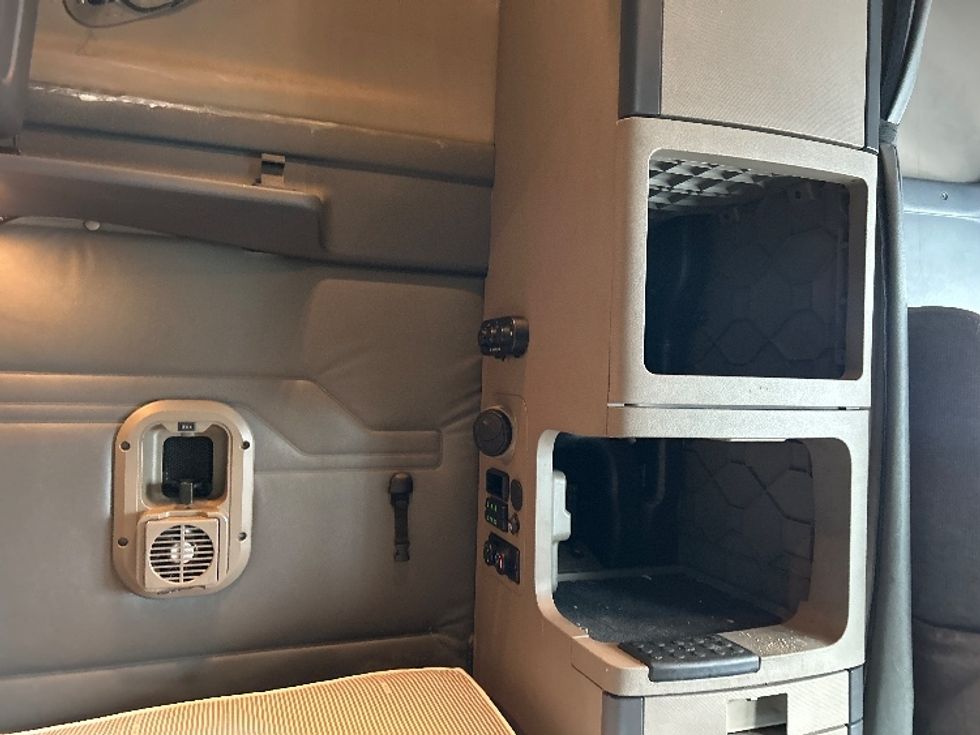 Sleeper Tractor-Heavy Duty Tractors-Freightliner-2019-Cascadia 11364ST-Akron-OH-556,300\n\t\tmiles-$ 42,000 - Image 17