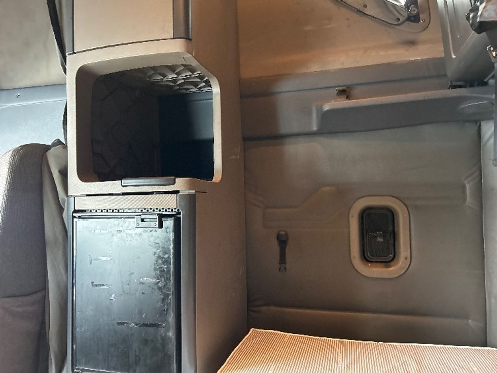 Sleeper Tractor-Heavy Duty Tractors-Freightliner-2019-Cascadia 11364ST-Akron-OH-556,300\n\t\tmiles-$ 42,000 - Image 18