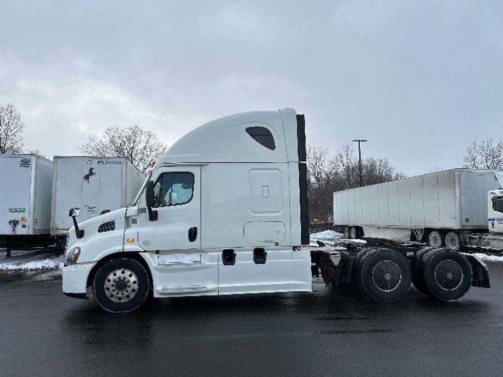 Sleeper Tractor-Heavy Duty Tractors-Freightliner-2019-Cascadia 11364ST-Akron-OH-556,300\n\t\tmiles-$ 42,000 - Image 4