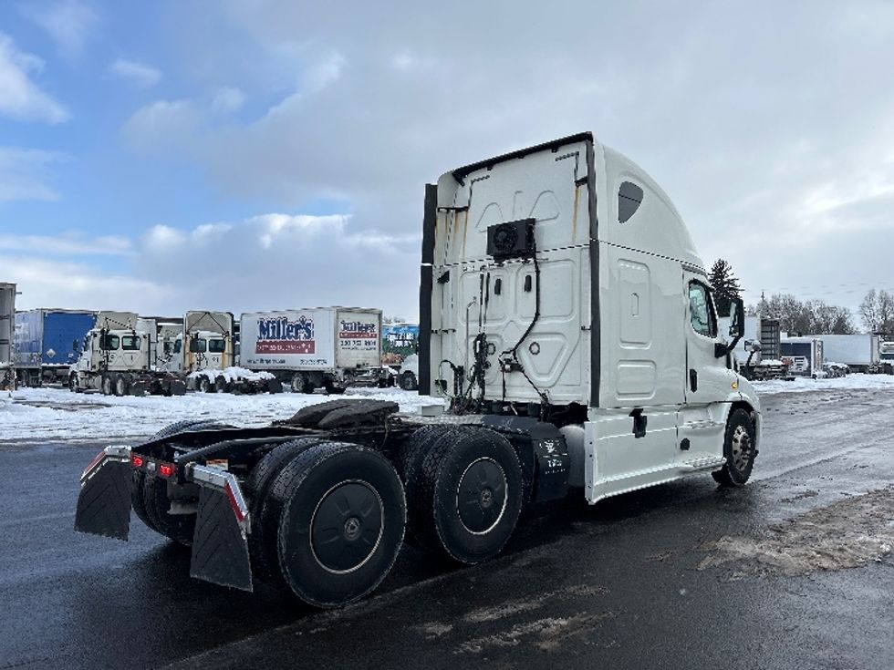 Sleeper Tractor-Heavy Duty Tractors-Freightliner-2019-Cascadia 11364ST-Akron-OH-556,300\n\t\tmiles-$ 42,000 - Image 7