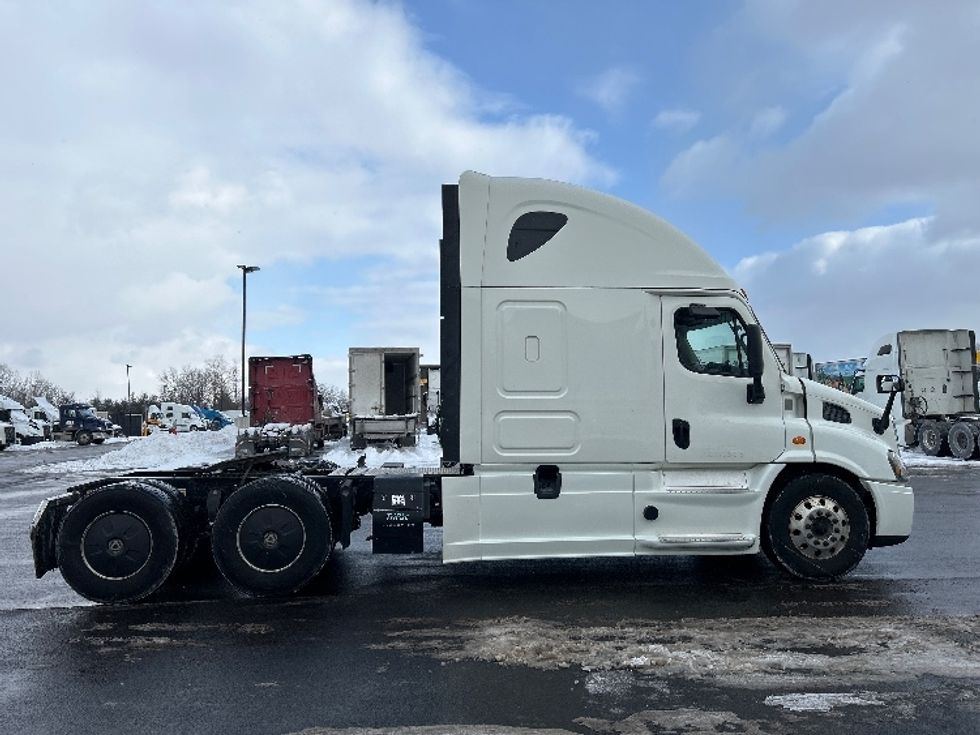 Sleeper Tractor-Heavy Duty Tractors-Freightliner-2019-Cascadia 11364ST-Akron-OH-556,300\n\t\tmiles-$ 42,000 - Image 8