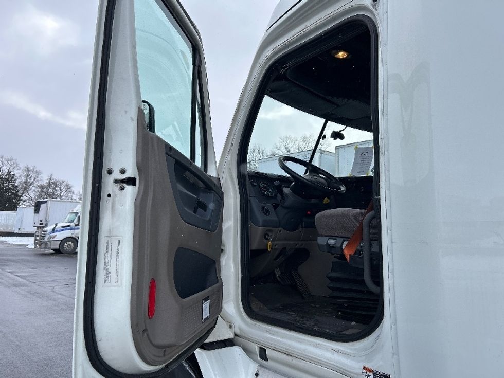 Sleeper Tractor-Heavy Duty Tractors-Freightliner-2019-Cascadia 11364ST-Akron-OH-556,300\n\t\tmiles-$ 42,000 - Image 9