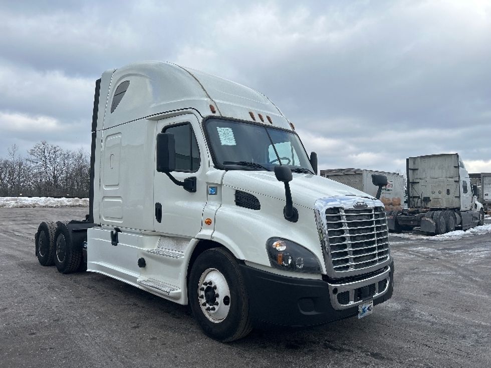 Sleeper Tractor-Heavy Duty Tractors-Freightliner-2019-Cascadia 11364ST-Akron-OH-584,904\n\t\tmiles-$ 40,250 - Image 1