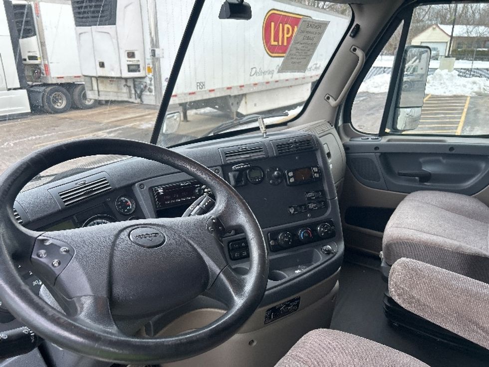 Sleeper Tractor-Heavy Duty Tractors-Freightliner-2019-Cascadia 11364ST-Akron-OH-584,904\n\t\tmiles-$ 40,250 - Image 10