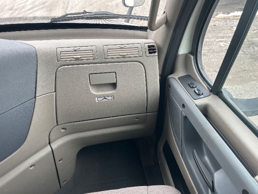 Sleeper Tractor-Heavy Duty Tractors-Freightliner-2019-Cascadia 11364ST-Akron-OH-584,904\n\t\tmiles-$ 40,250 - Image 14