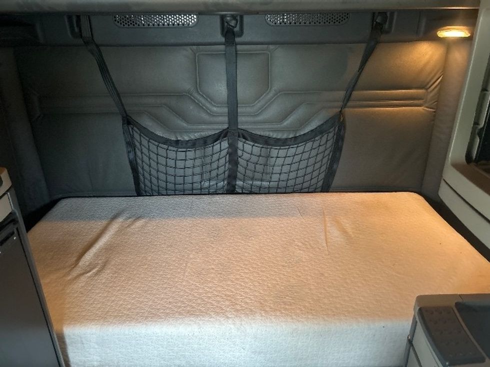 Sleeper Tractor-Heavy Duty Tractors-Freightliner-2019-Cascadia 11364ST-Akron-OH-584,904\n\t\tmiles-$ 40,250 - Image 16