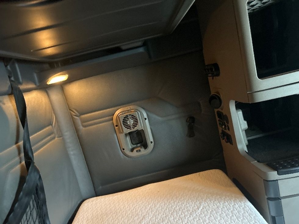 Sleeper Tractor-Heavy Duty Tractors-Freightliner-2019-Cascadia 11364ST-Akron-OH-584,904\n\t\tmiles-$ 40,250 - Image 18