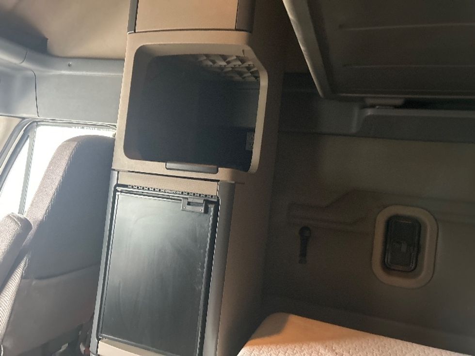 Sleeper Tractor-Heavy Duty Tractors-Freightliner-2019-Cascadia 11364ST-Akron-OH-584,904\n\t\tmiles-$ 40,250 - Image 19