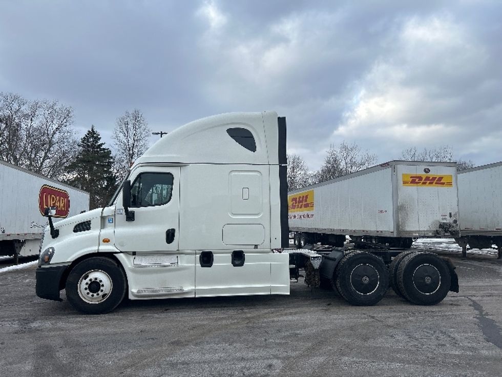 Sleeper Tractor-Heavy Duty Tractors-Freightliner-2019-Cascadia 11364ST-Akron-OH-584,904\n\t\tmiles-$ 40,250 - Image 4