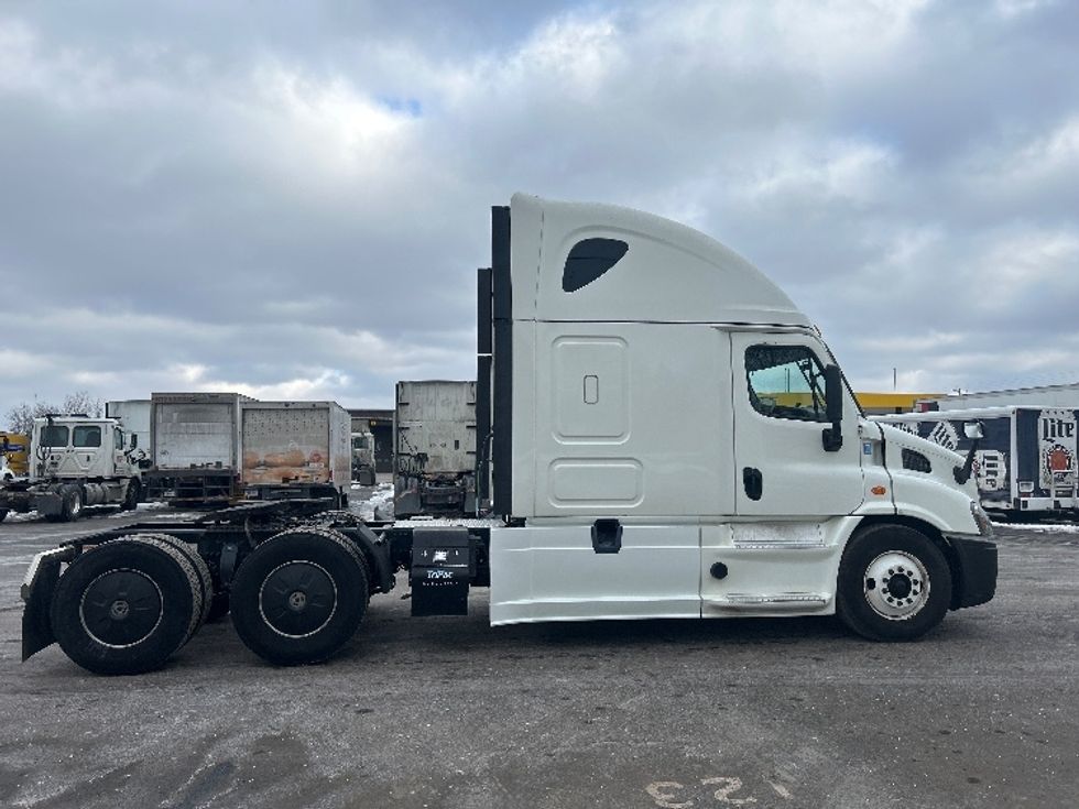 Sleeper Tractor-Heavy Duty Tractors-Freightliner-2019-Cascadia 11364ST-Akron-OH-584,904\n\t\tmiles-$ 40,250 - Image 8