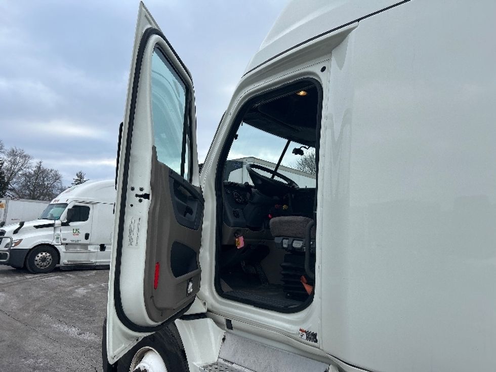 Sleeper Tractor-Heavy Duty Tractors-Freightliner-2019-Cascadia 11364ST-Akron-OH-584,904\n\t\tmiles-$ 40,250 - Image 9