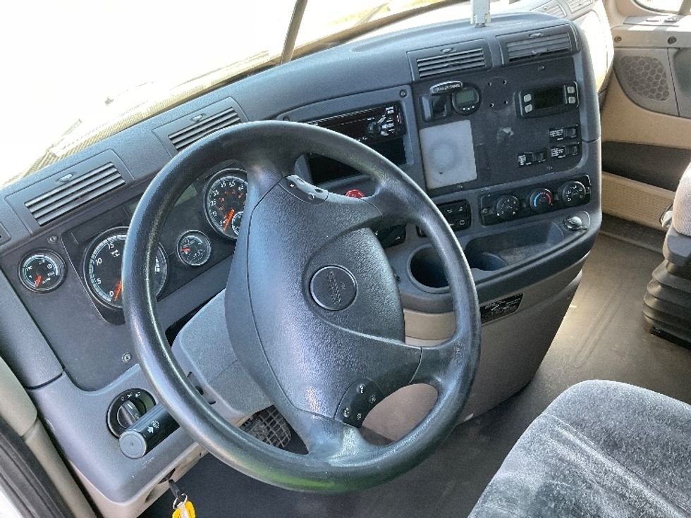 Sleeper Tractor-Heavy Duty Tractors-Freightliner-2019-Cascadia 11364ST-Akron-OH-595,468\n\t\tmiles-$ 39,750 - Image 10