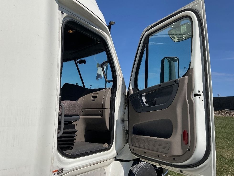 Sleeper Tractor-Heavy Duty Tractors-Freightliner-2019-Cascadia 11364ST-Akron-OH-595,468\n\t\tmiles-$ 39,750 - Image 13