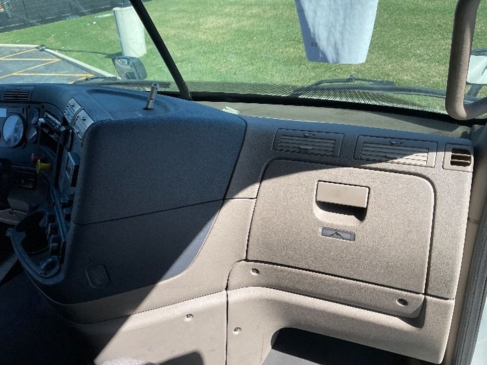 Sleeper Tractor-Heavy Duty Tractors-Freightliner-2019-Cascadia 11364ST-Akron-OH-595,468\n\t\tmiles-$ 39,750 - Image 14