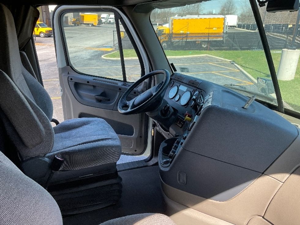 Sleeper Tractor-Heavy Duty Tractors-Freightliner-2019-Cascadia 11364ST-Akron-OH-595,468\n\t\tmiles-$ 39,750 - Image 15