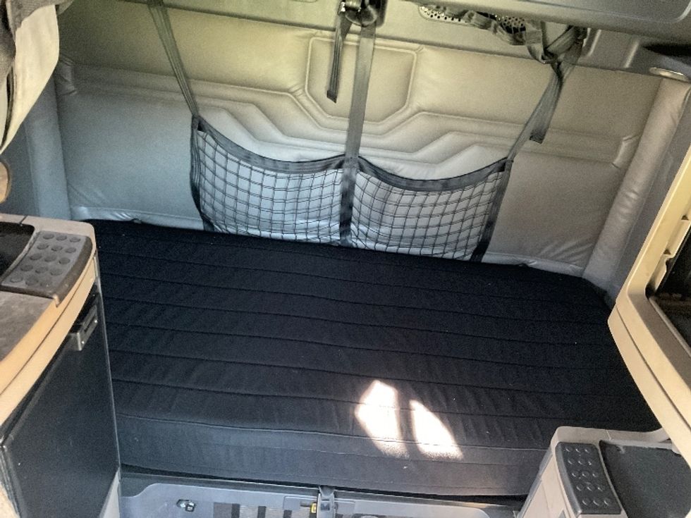 Sleeper Tractor-Heavy Duty Tractors-Freightliner-2019-Cascadia 11364ST-Akron-OH-595,468\n\t\tmiles-$ 39,750 - Image 16