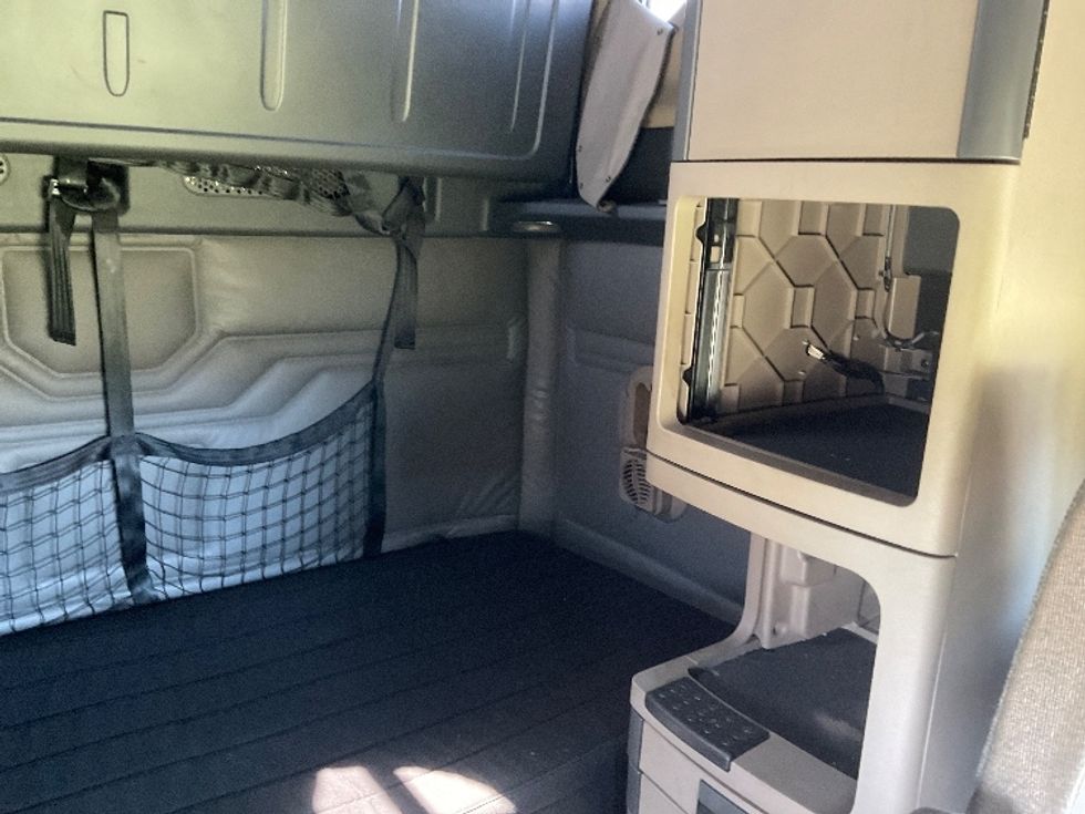 Sleeper Tractor-Heavy Duty Tractors-Freightliner-2019-Cascadia 11364ST-Akron-OH-595,468\n\t\tmiles-$ 39,750 - Image 17