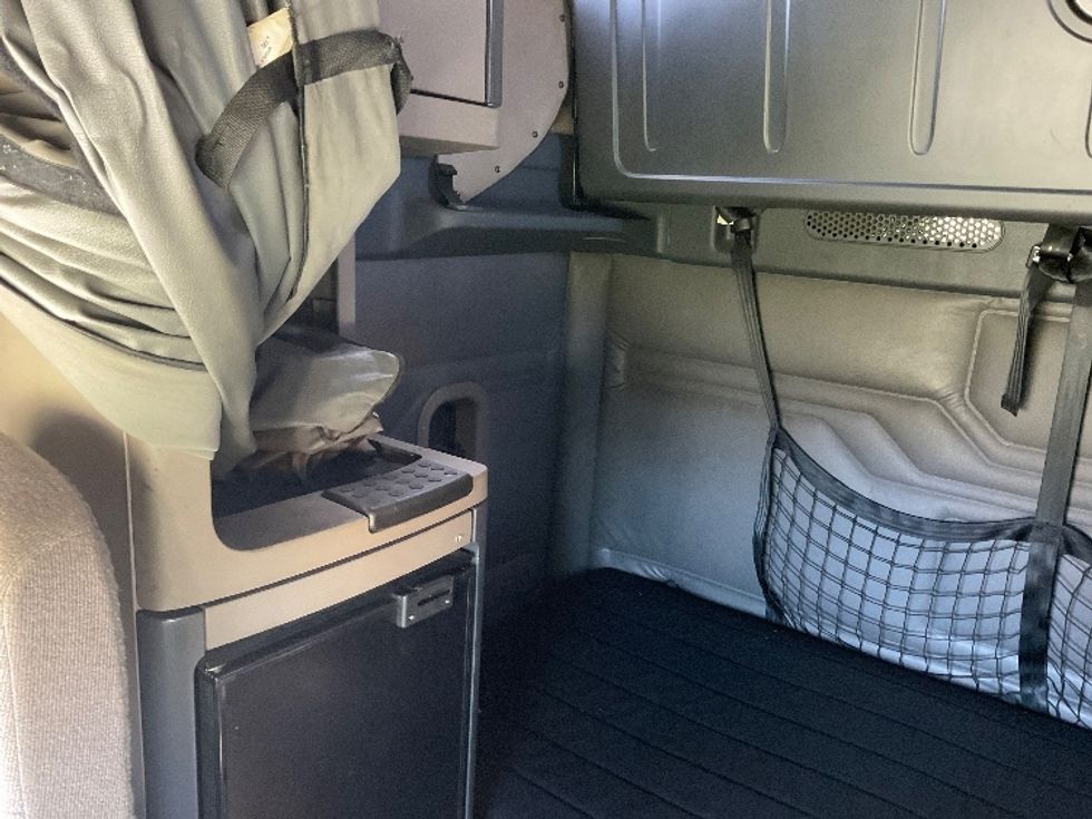 Sleeper Tractor-Heavy Duty Tractors-Freightliner-2019-Cascadia 11364ST-Akron-OH-595,468\n\t\tmiles-$ 39,750 - Image 18