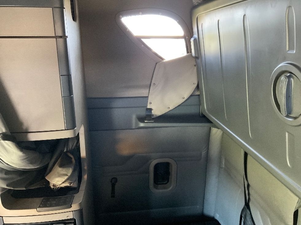 Sleeper Tractor-Heavy Duty Tractors-Freightliner-2019-Cascadia 11364ST-Akron-OH-595,468\n\t\tmiles-$ 39,750 - Image 19