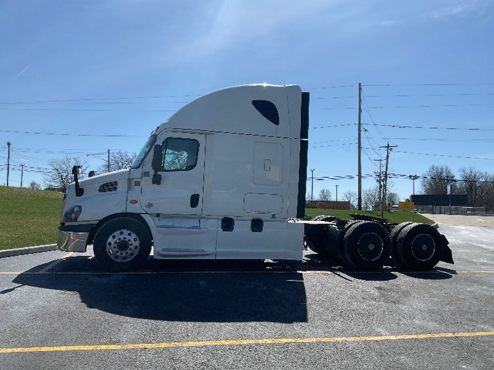 Sleeper Tractor-Heavy Duty Tractors-Freightliner-2019-Cascadia 11364ST-Akron-OH-595,468\n\t\tmiles-$ 39,750 - Image 4