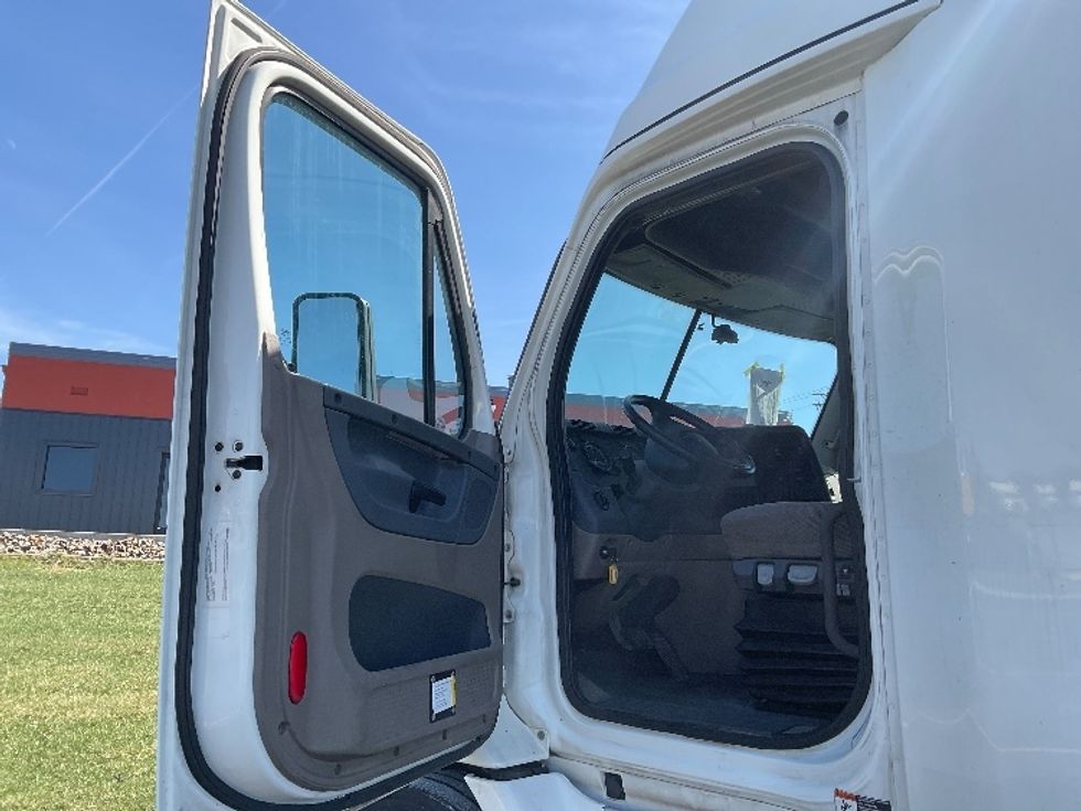 Sleeper Tractor-Heavy Duty Tractors-Freightliner-2019-Cascadia 11364ST-Akron-OH-595,468\n\t\tmiles-$ 39,750 - Image 9