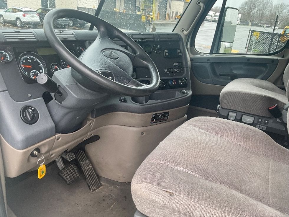 Sleeper Tractor-Heavy Duty Tractors-Freightliner-2019-Cascadia 11364ST-Akron-OH-651,490\n\t\tmiles-$ 37,250 - Image 10