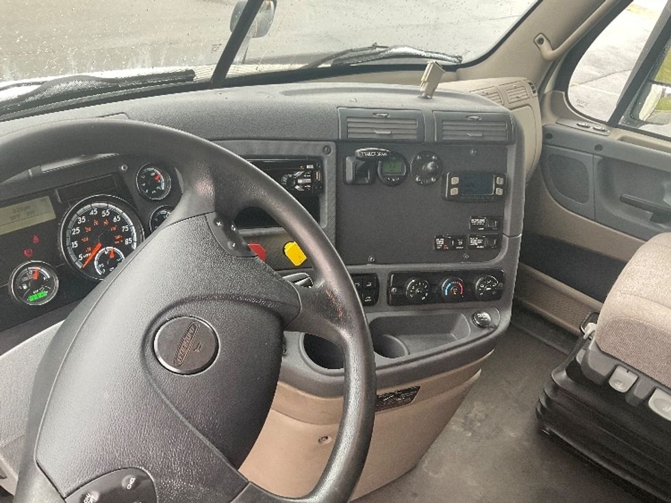 Sleeper Tractor-Heavy Duty Tractors-Freightliner-2019-Cascadia 11364ST-Akron-OH-651,490\n\t\tmiles-$ 37,250 - Image 12