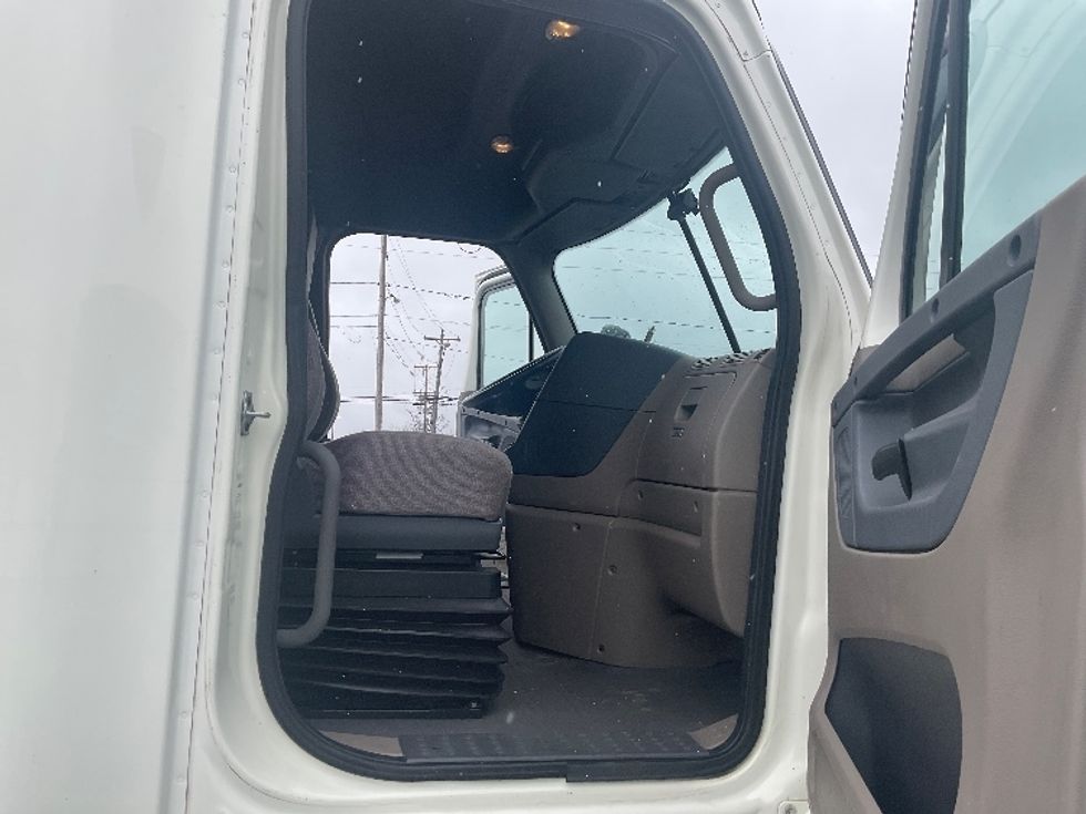 Sleeper Tractor-Heavy Duty Tractors-Freightliner-2019-Cascadia 11364ST-Akron-OH-651,490\n\t\tmiles-$ 37,250 - Image 13