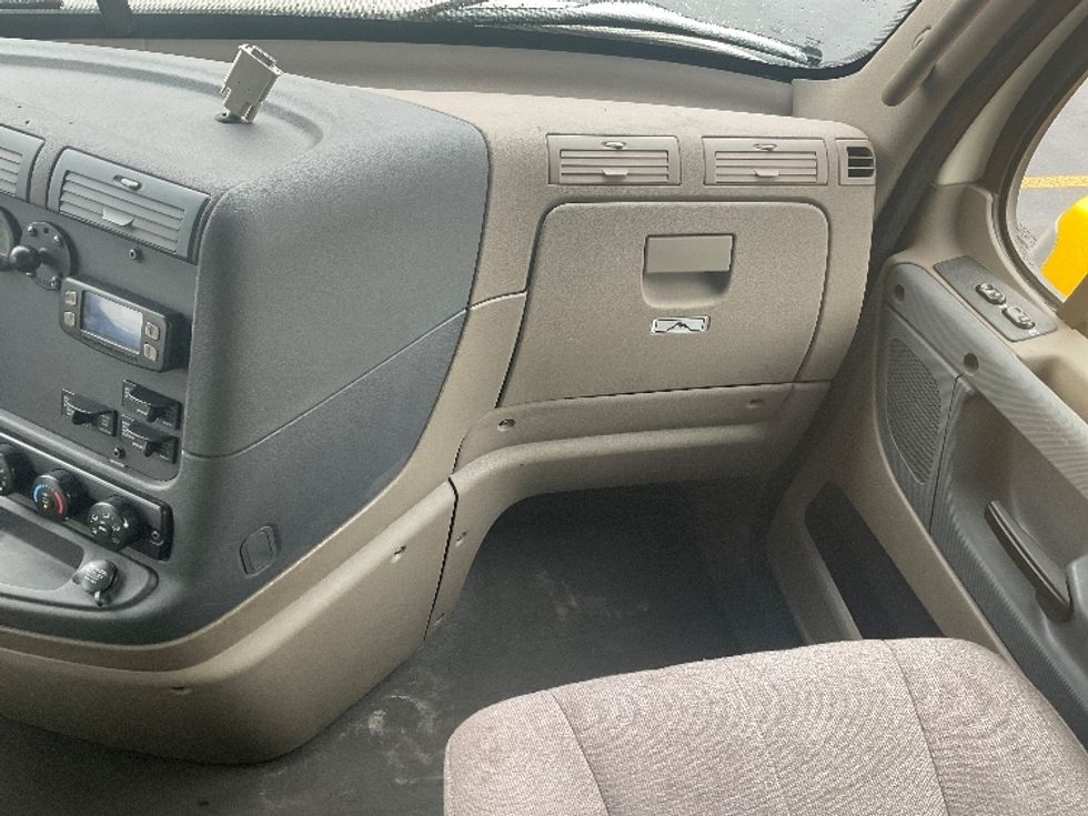 Sleeper Tractor-Heavy Duty Tractors-Freightliner-2019-Cascadia 11364ST-Akron-OH-651,490\n\t\tmiles-$ 37,250 - Image 14