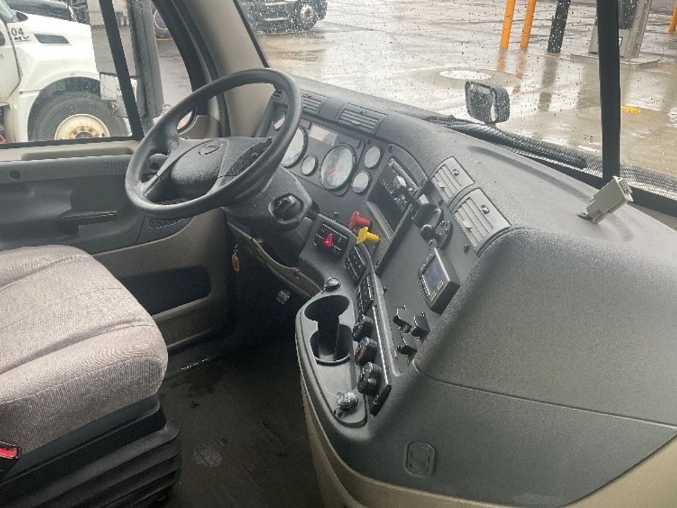 Sleeper Tractor-Heavy Duty Tractors-Freightliner-2019-Cascadia 11364ST-Akron-OH-651,490\n\t\tmiles-$ 37,250 - Image 15