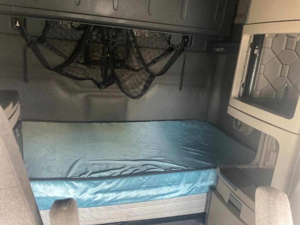 Sleeper Tractor-Heavy Duty Tractors-Freightliner-2019-Cascadia 11364ST-Akron-OH-651,490\n\t\tmiles-$ 37,250 - Image 16