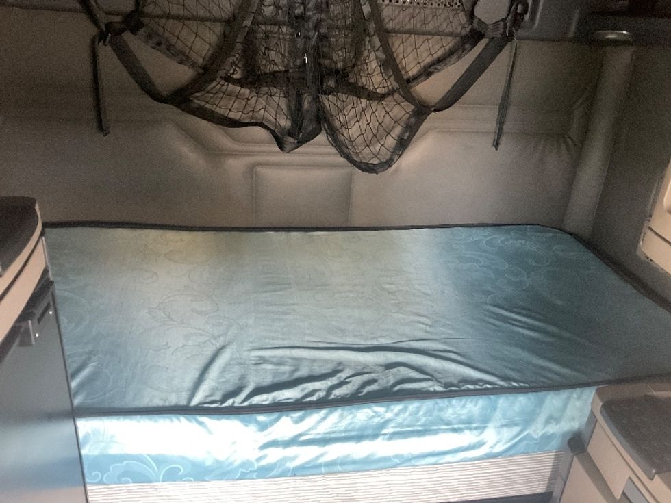 Sleeper Tractor-Heavy Duty Tractors-Freightliner-2019-Cascadia 11364ST-Akron-OH-651,490\n\t\tmiles-$ 37,250 - Image 17