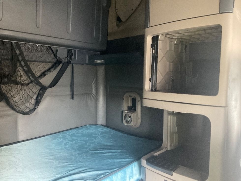 Sleeper Tractor-Heavy Duty Tractors-Freightliner-2019-Cascadia 11364ST-Akron-OH-651,490\n\t\tmiles-$ 37,250 - Image 18