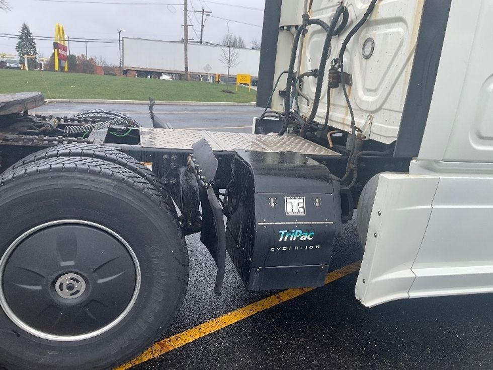 Sleeper Tractor-Heavy Duty Tractors-Freightliner-2019-Cascadia 11364ST-Akron-OH-651,490\n\t\tmiles-$ 37,250 - Image 22