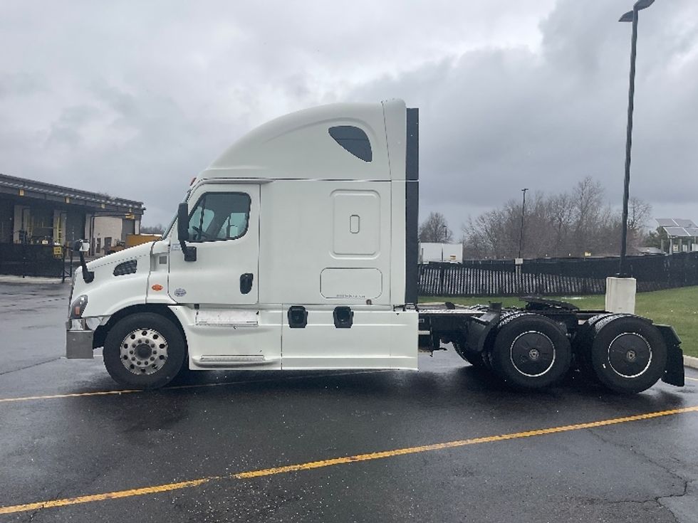 Sleeper Tractor-Heavy Duty Tractors-Freightliner-2019-Cascadia 11364ST-Akron-OH-651,490\n\t\tmiles-$ 37,250 - Image 4