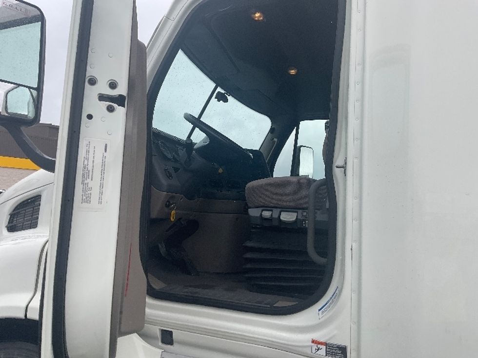 Sleeper Tractor-Heavy Duty Tractors-Freightliner-2019-Cascadia 11364ST-Akron-OH-651,490\n\t\tmiles-$ 37,250 - Image 9