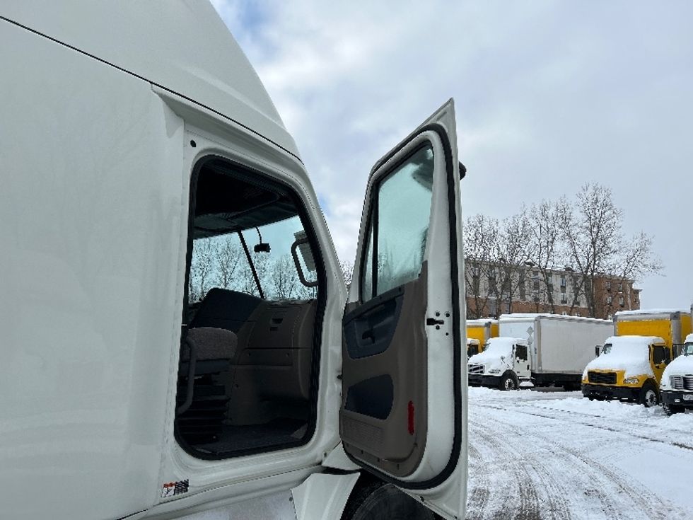 Sleeper Tractor-Heavy Duty Tractors-Freightliner-2019-Cascadia 11364ST-Akron-OH-656,291\n\t\tmiles-$ 40,000 - Image 13