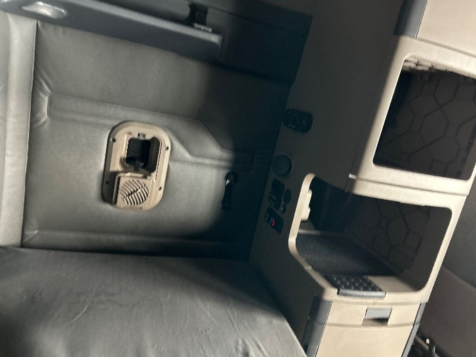 Sleeper Tractor-Heavy Duty Tractors-Freightliner-2019-Cascadia 11364ST-Akron-OH-656,291\n\t\tmiles-$ 40,000 - Image 17