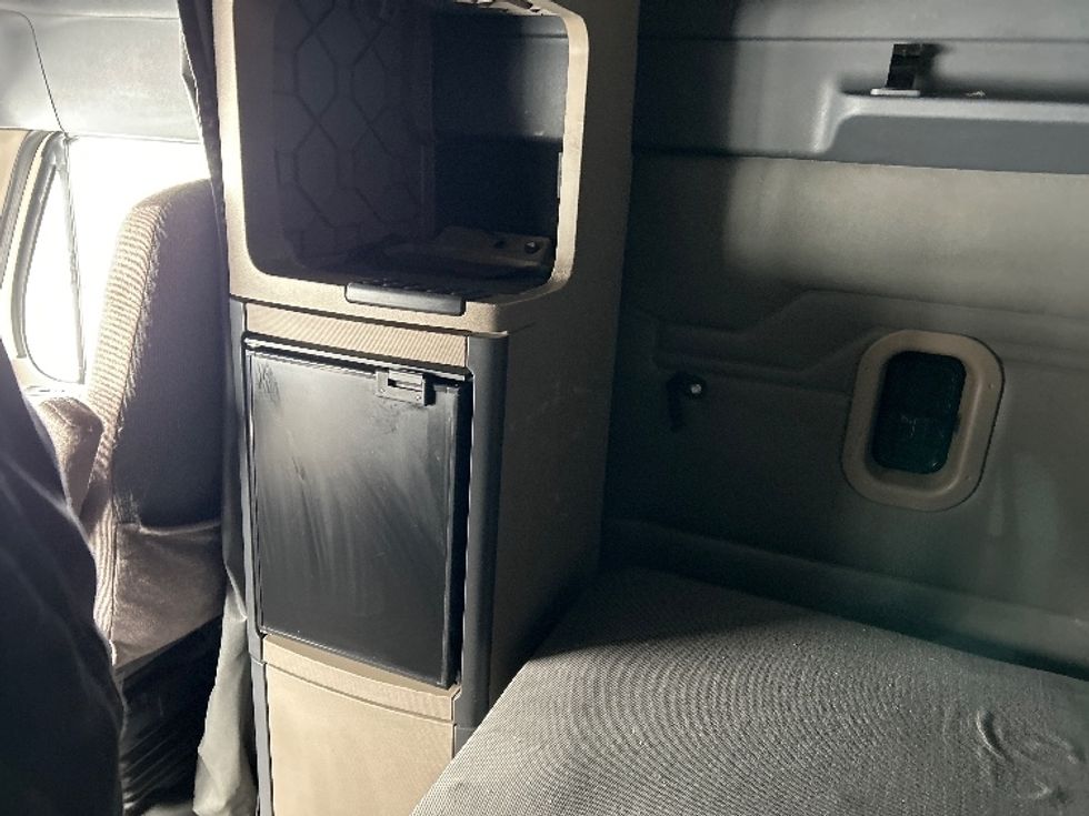 Sleeper Tractor-Heavy Duty Tractors-Freightliner-2019-Cascadia 11364ST-Akron-OH-656,291\n\t\tmiles-$ 40,000 - Image 18