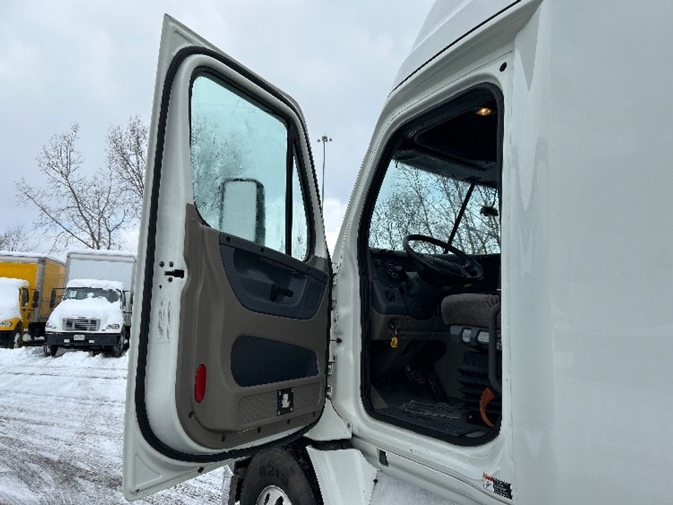 Sleeper Tractor-Heavy Duty Tractors-Freightliner-2019-Cascadia 11364ST-Akron-OH-656,291\n\t\tmiles-$ 40,000 - Image 9