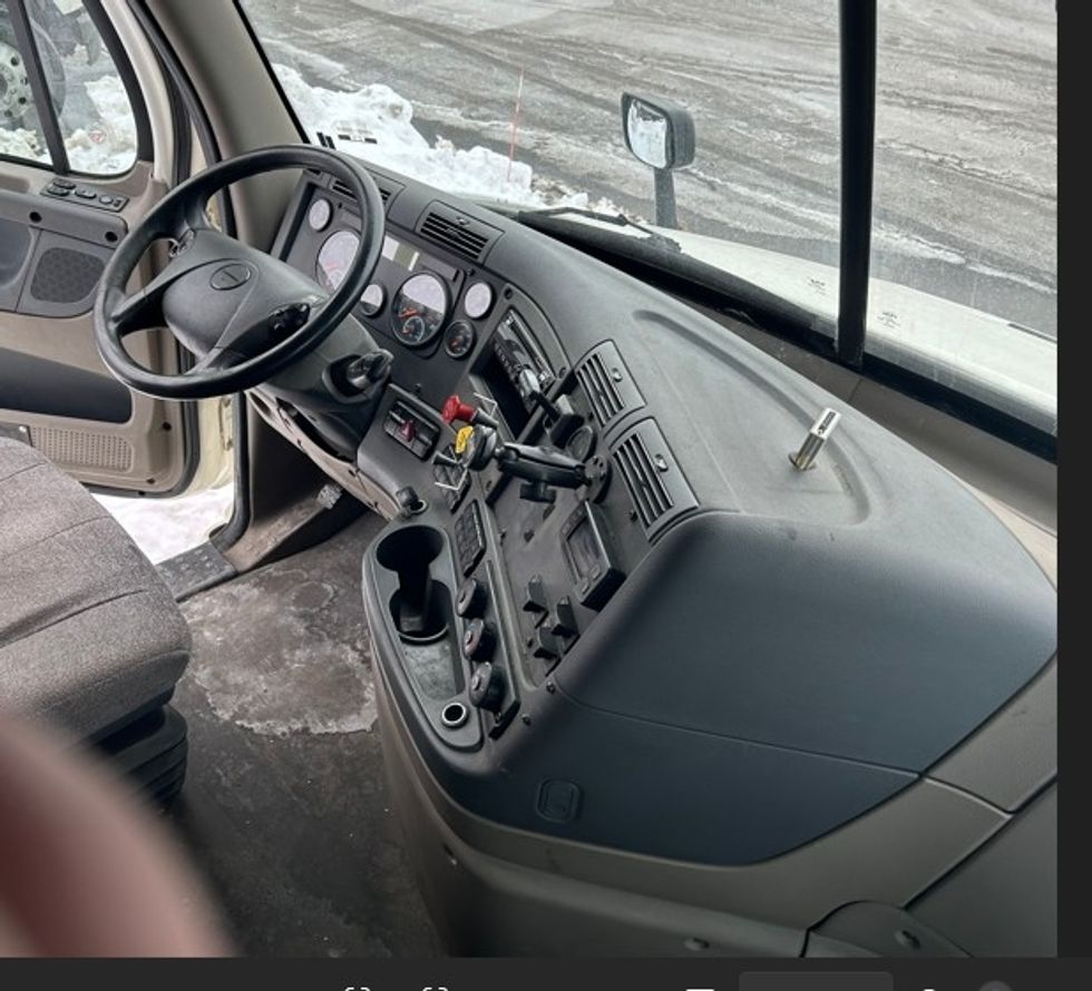 Sleeper Tractor-Heavy Duty Tractors-Freightliner-2019-Cascadia 11364ST-Akron-OH-684,104\n\t\tmiles-$ 34,750 - Image 15