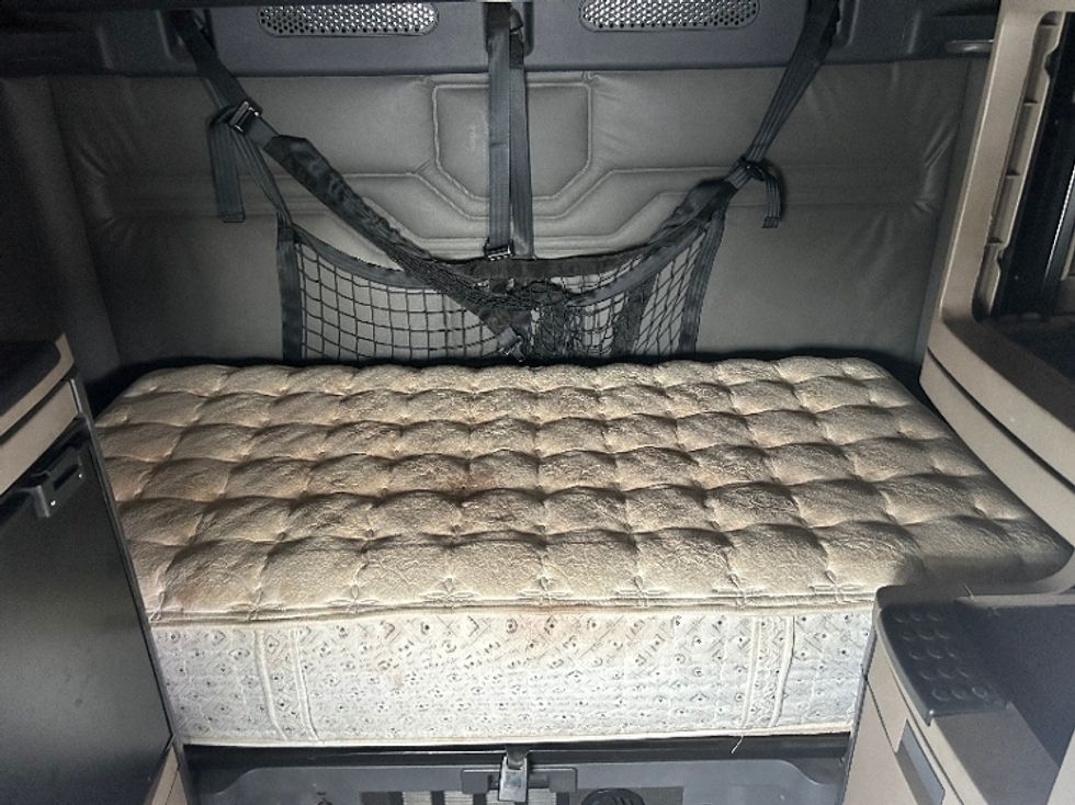 Sleeper Tractor-Heavy Duty Tractors-Freightliner-2019-Cascadia 11364ST-Akron-OH-684,104\n\t\tmiles-$ 34,750 - Image 16