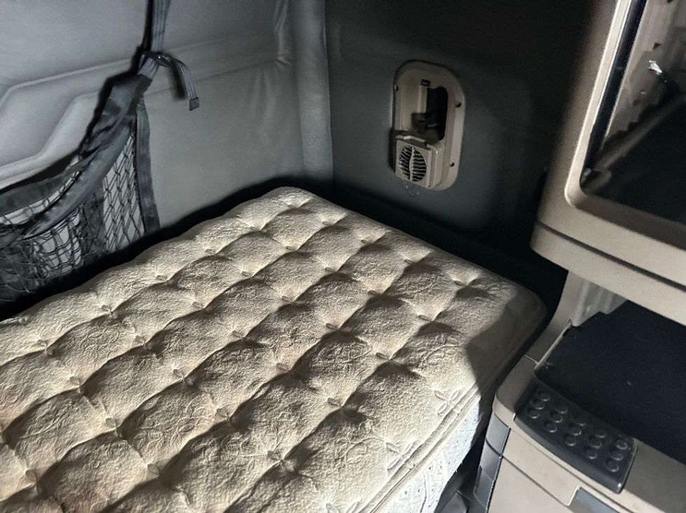 Sleeper Tractor-Heavy Duty Tractors-Freightliner-2019-Cascadia 11364ST-Akron-OH-684,104\n\t\tmiles-$ 34,750 - Image 17