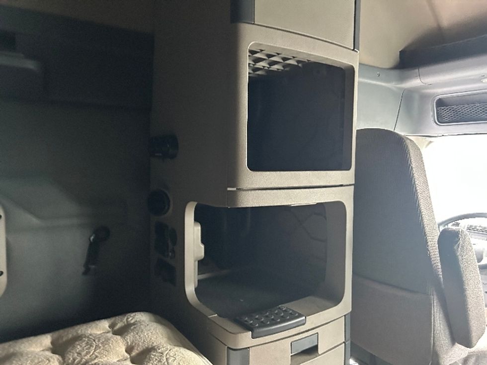 Sleeper Tractor-Heavy Duty Tractors-Freightliner-2019-Cascadia 11364ST-Akron-OH-684,104\n\t\tmiles-$ 34,750 - Image 18