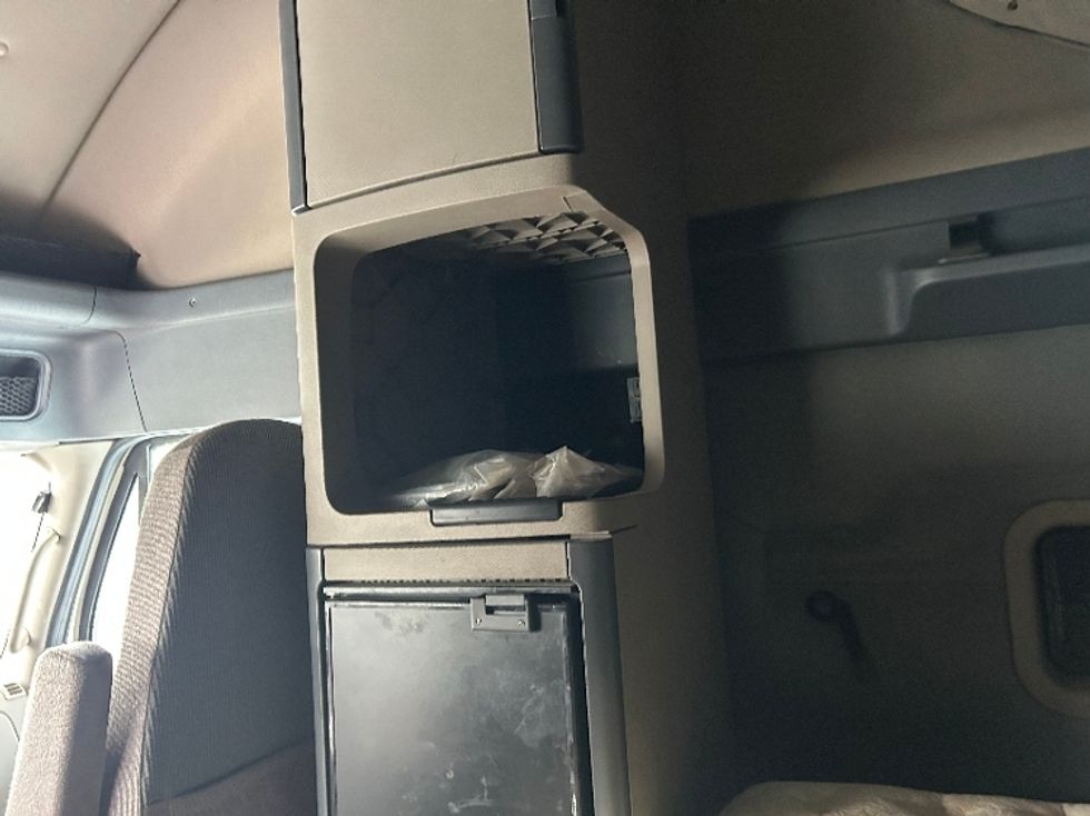 Sleeper Tractor-Heavy Duty Tractors-Freightliner-2019-Cascadia 11364ST-Akron-OH-684,104\n\t\tmiles-$ 34,750 - Image 19