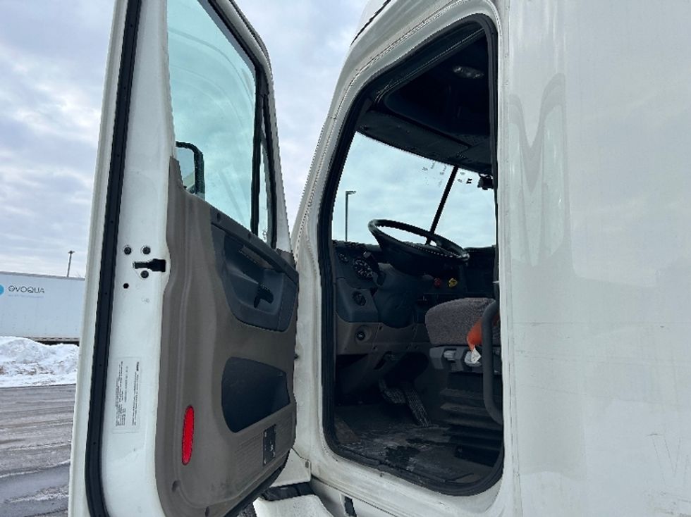 Sleeper Tractor-Heavy Duty Tractors-Freightliner-2019-Cascadia 11364ST-Akron-OH-684,104\n\t\tmiles-$ 34,750 - Image 9