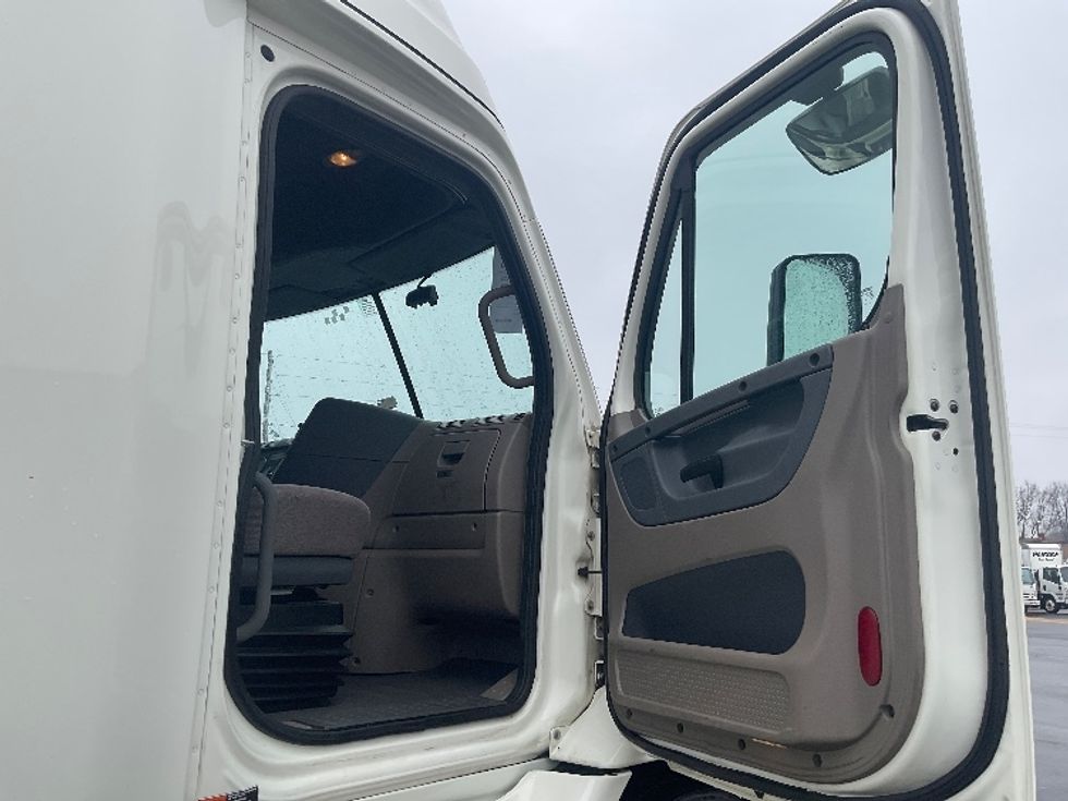 Sleeper Tractor-Heavy Duty Tractors-Freightliner-2019-Cascadia 11364ST-Akron-OH-685,683\n\t\tmiles-$ 34,750 - Image 13