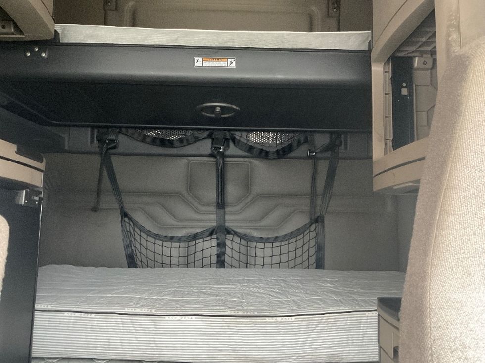 Sleeper Tractor-Heavy Duty Tractors-Freightliner-2019-Cascadia 11364ST-Akron-OH-685,683\n\t\tmiles-$ 34,750 - Image 16