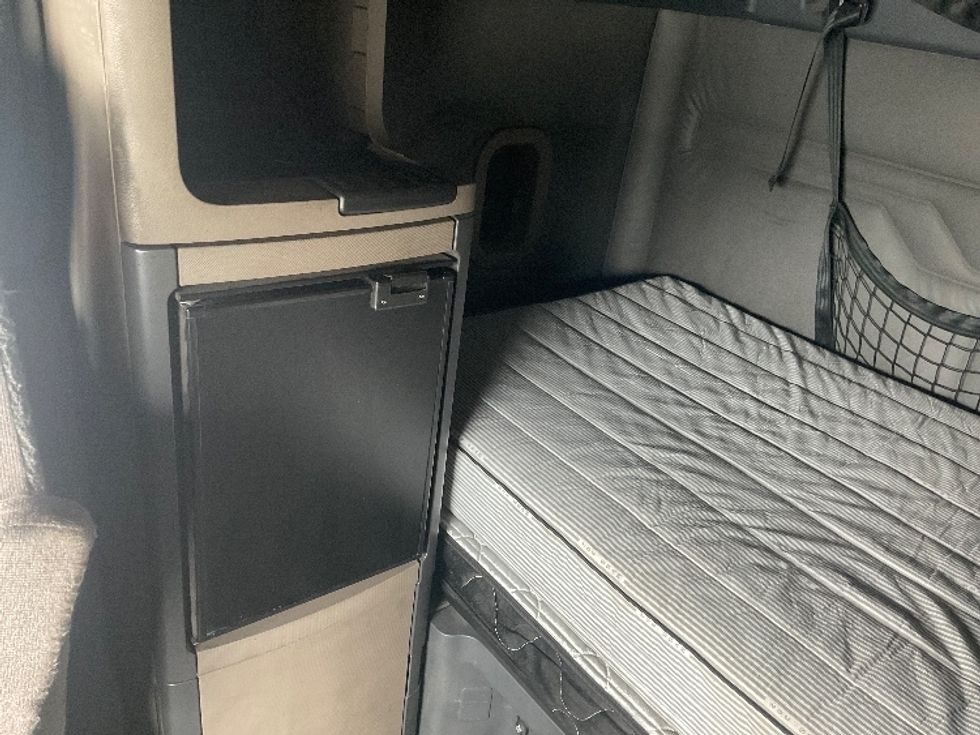 Sleeper Tractor-Heavy Duty Tractors-Freightliner-2019-Cascadia 11364ST-Akron-OH-685,683\n\t\tmiles-$ 34,750 - Image 19